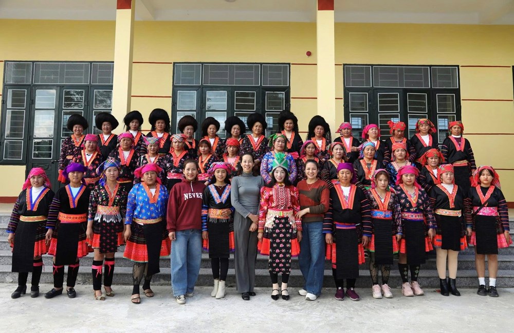 Người Mông hoa ở Na Sang giữ nghề tạo hoa văn trên vải truyền thống - ảnh 1