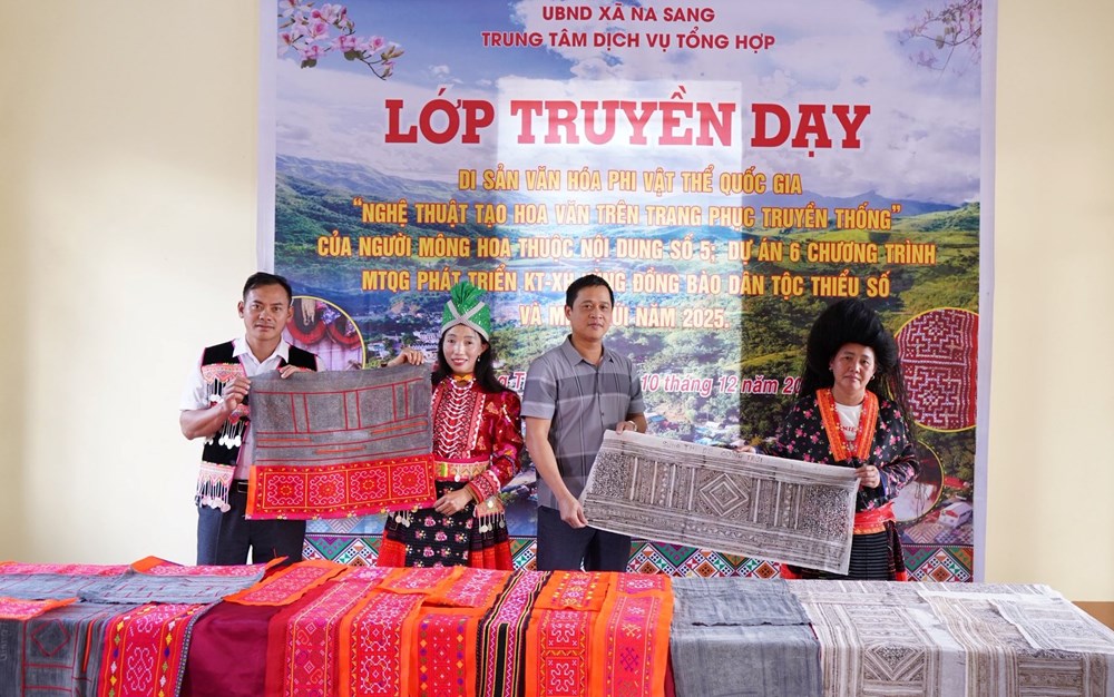 Người Mông hoa ở Na Sang giữ nghề tạo hoa văn trên vải truyền thống - ảnh 5