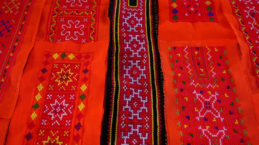 Người Mông hoa ở Na Sang giữ nghề tạo hoa văn trên vải truyền thống - ảnh 3