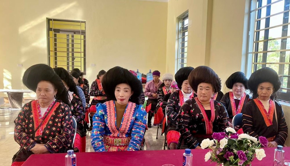 Người Mông hoa ở Na Sang giữ nghề tạo hoa văn trên vải truyền thống - ảnh 2