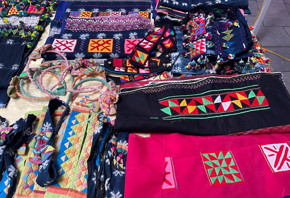 Người Lô Lô ở Mèo Vạc tích cực gìn giữ nghề làm trang phục truyền thống - ảnh 5