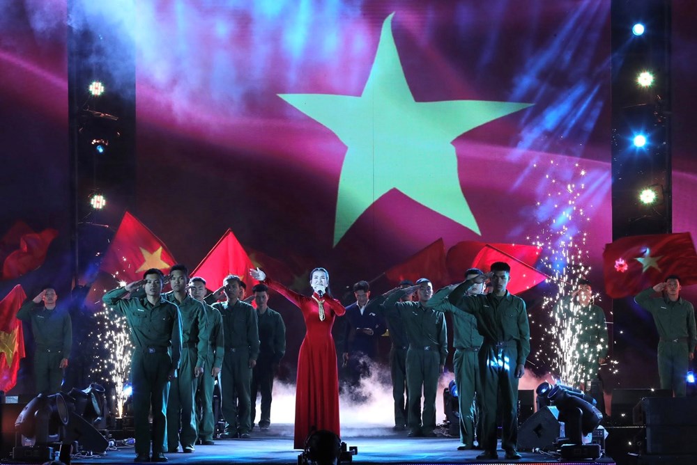 Hào hùng, sâu lắng chương trình nghệ thuật chính luận “Ánh dương“ - ảnh 2