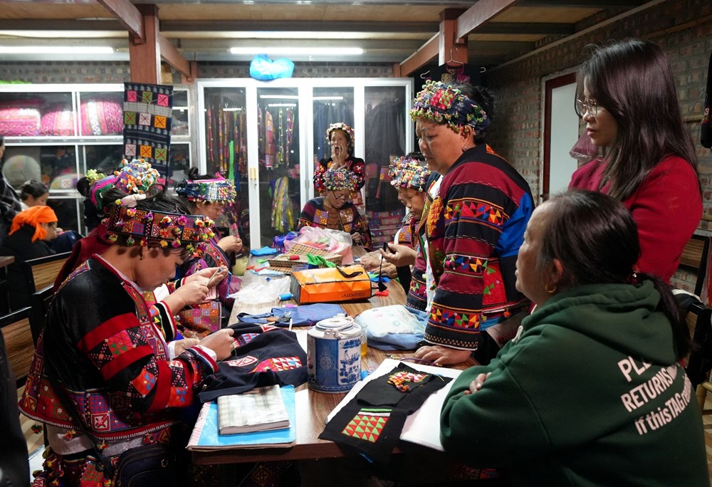 Người Lô Lô ở Mèo Vạc tích cực gìn giữ nghề làm trang phục truyền thống - ảnh 2