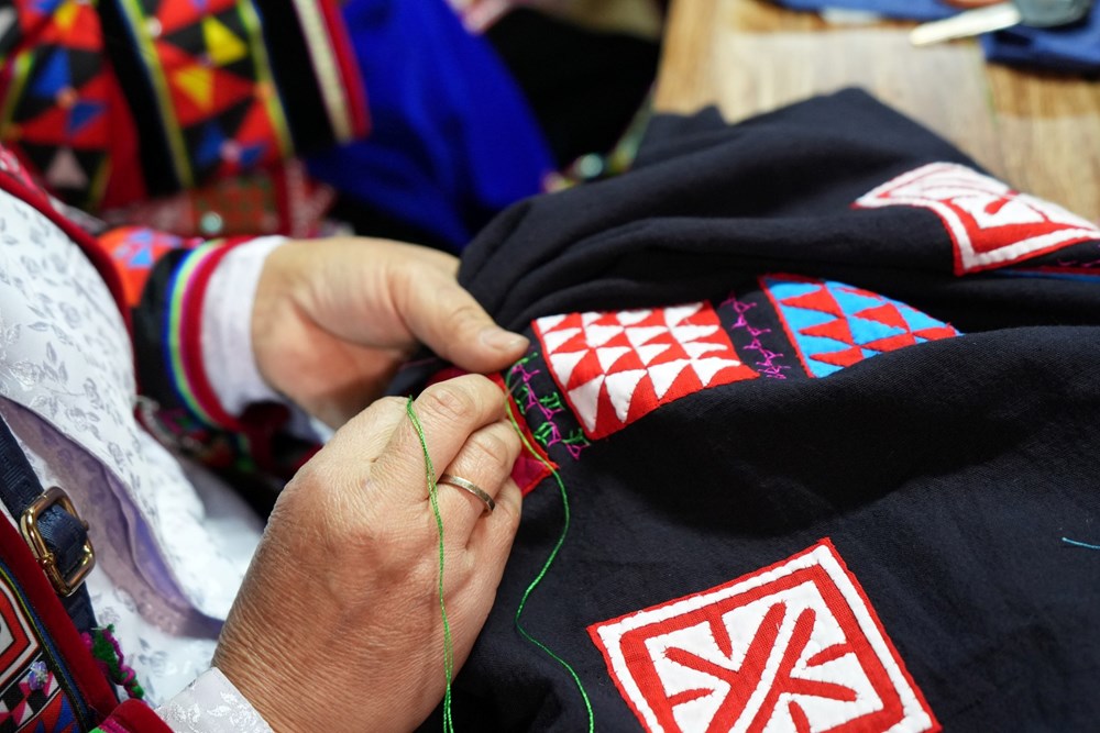 Người Lô Lô ở Mèo Vạc tích cực gìn giữ nghề làm trang phục truyền thống - ảnh 3