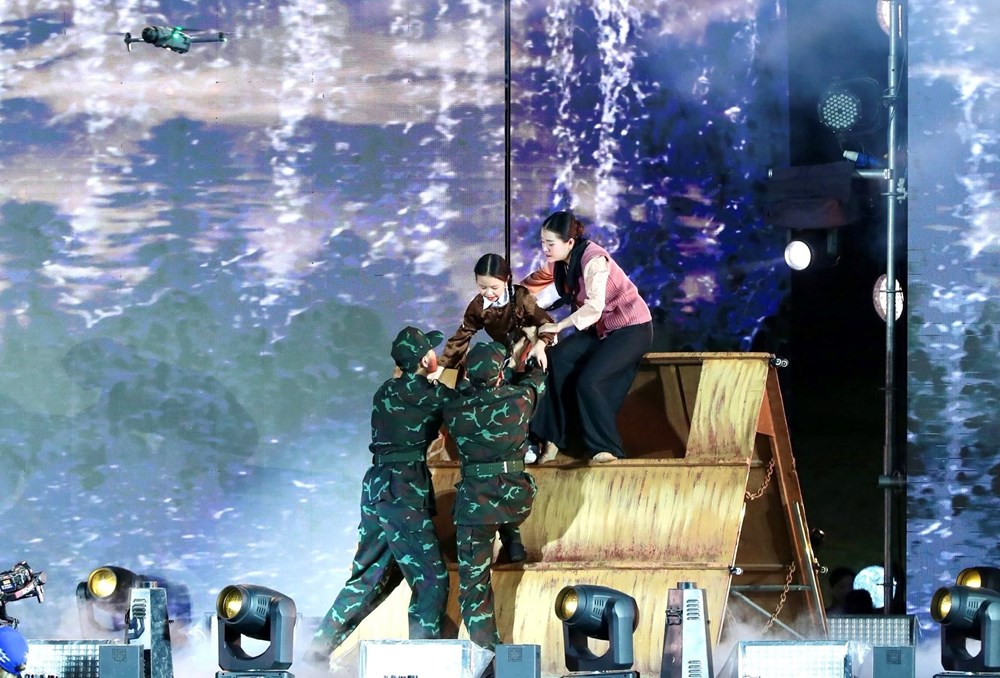 Hào hùng, sâu lắng chương trình nghệ thuật chính luận “Ánh dương“ - ảnh 9