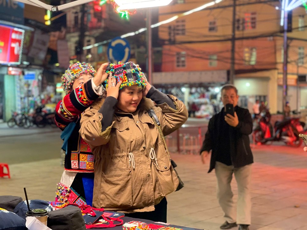 Người Lô Lô ở Mèo Vạc tích cực gìn giữ nghề làm trang phục truyền thống - ảnh 6