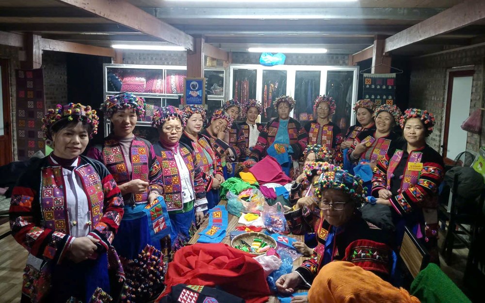 Người Lô Lô ở Mèo Vạc tích cực gìn giữ nghề làm trang phục truyền thống - ảnh 1