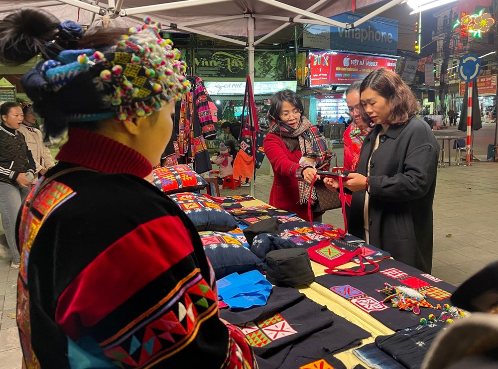 Người Lô Lô ở Mèo Vạc tích cực gìn giữ nghề làm trang phục truyền thống - ảnh 4