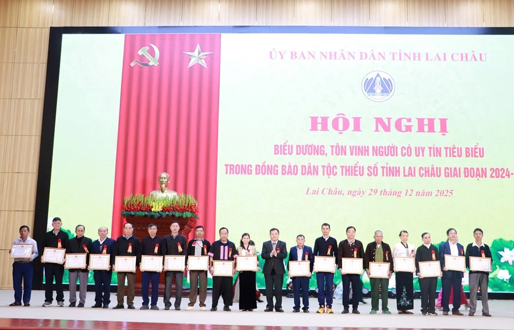 Lai Châu biểu dương, tôn vinh người có uy tín tiêu biểu trong đồng bào DTTS  - ảnh 2
