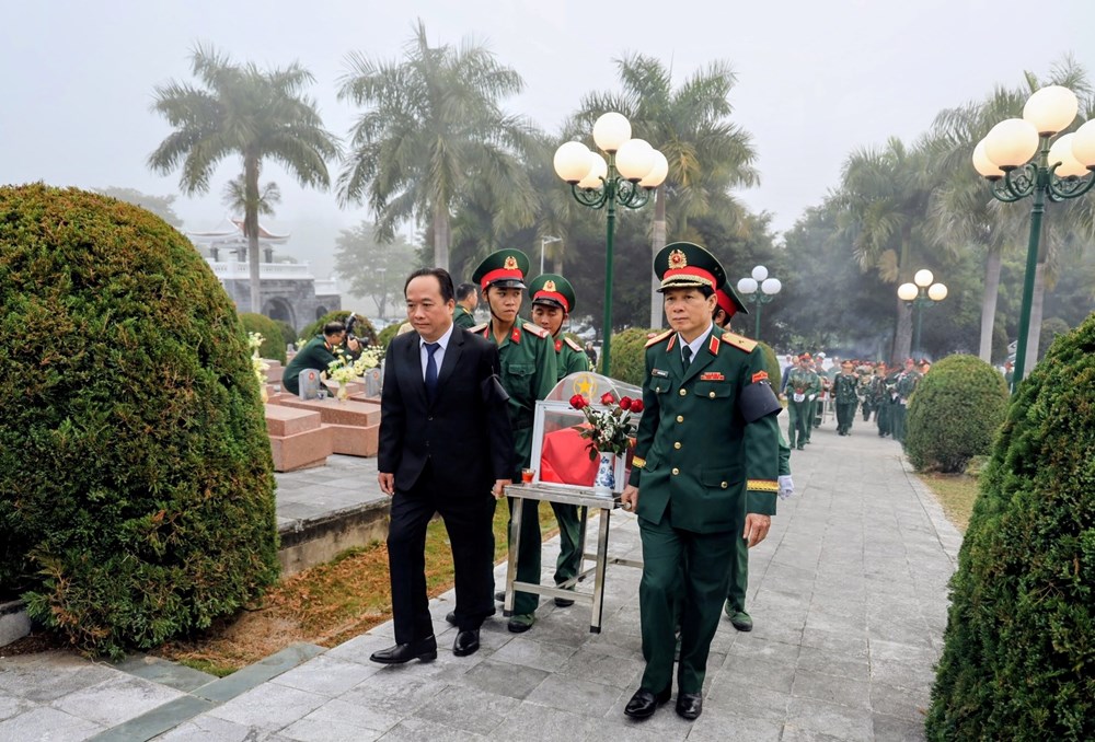 Truy điệu, an táng 10 hài cốt liệt sĩ quân tình nguyện Việt Nam hy sinh tại Lào - ảnh 1