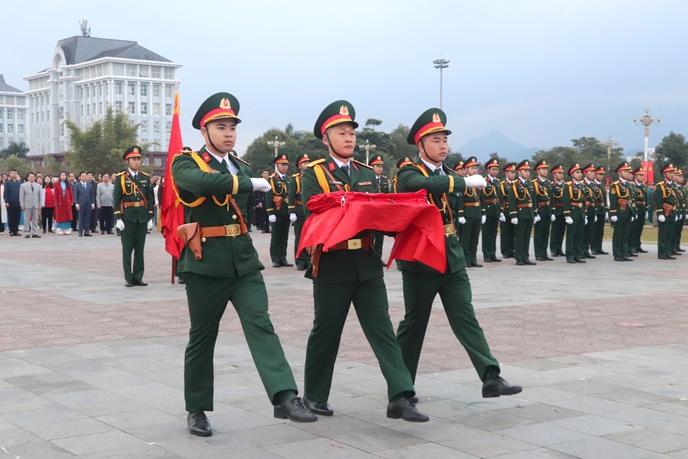 Linh thiêng khoảnh khắc chào cờ đầu năm mới của đồng bào các dân tộc Lai Châu - ảnh 1