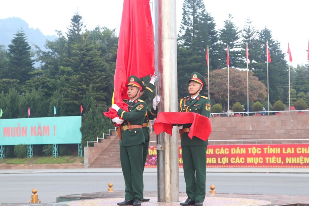 Linh thiêng khoảnh khắc chào cờ đầu năm mới của đồng bào các dân tộc Lai Châu - ảnh 2