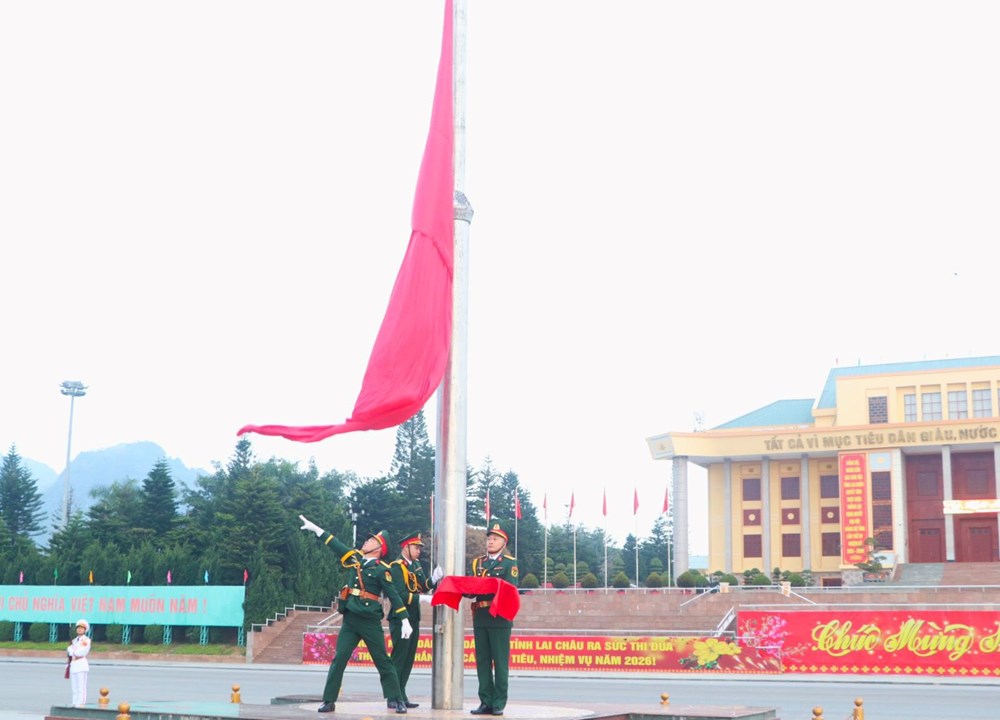 Linh thiêng khoảnh khắc chào cờ đầu năm mới của đồng bào các dân tộc Lai Châu - ảnh 3