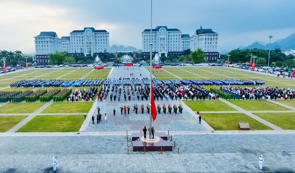 Linh thiêng khoảnh khắc chào cờ đầu năm mới của đồng bào các dân tộc Lai Châu - ảnh 4