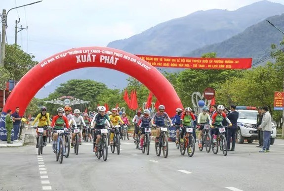 150 VĐV tham gia Giải đua xe đạp ”Mường Lay xanh – chinh phục đèo Gió” - ảnh 1