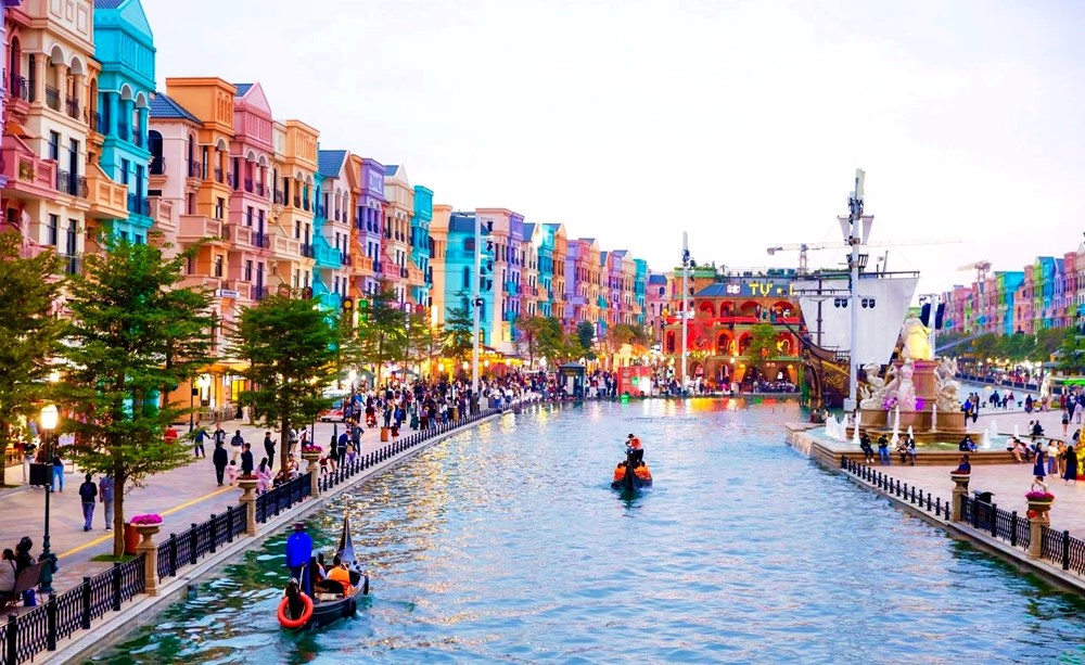 An Giang đón gần 350.000 lượt khách dịp Tết Dương lịch  - ảnh 1