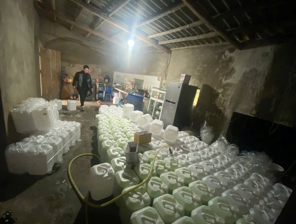 Lào Cai: Phát hiện, tạm giữ 880 lít rượu hương cốm không rõ nguồn gốc, xuất xứ - ảnh 1