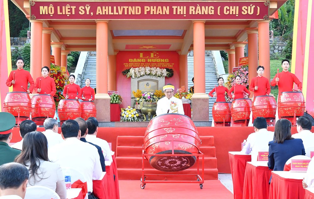 Dâng hương kỷ niệm 64 năm ngày hy sinh của Anh hùng lực lượng vũ trang nhân dân Phan Thị Ràng  - ảnh 1