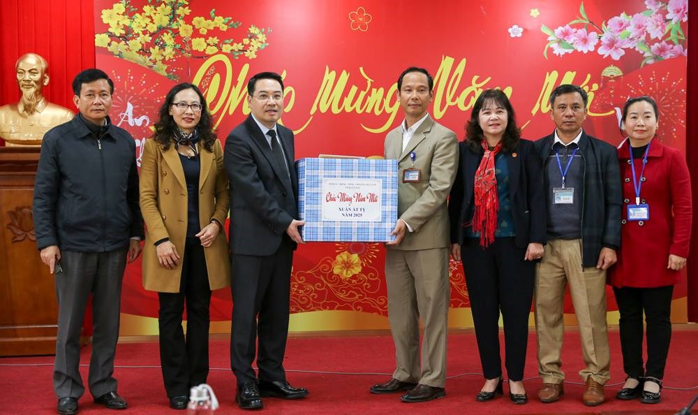 Lào Cai tặng hơn 38 nghìn suất quà cho người dân dịp Tết Bính Ngọ 2026 - ảnh 1