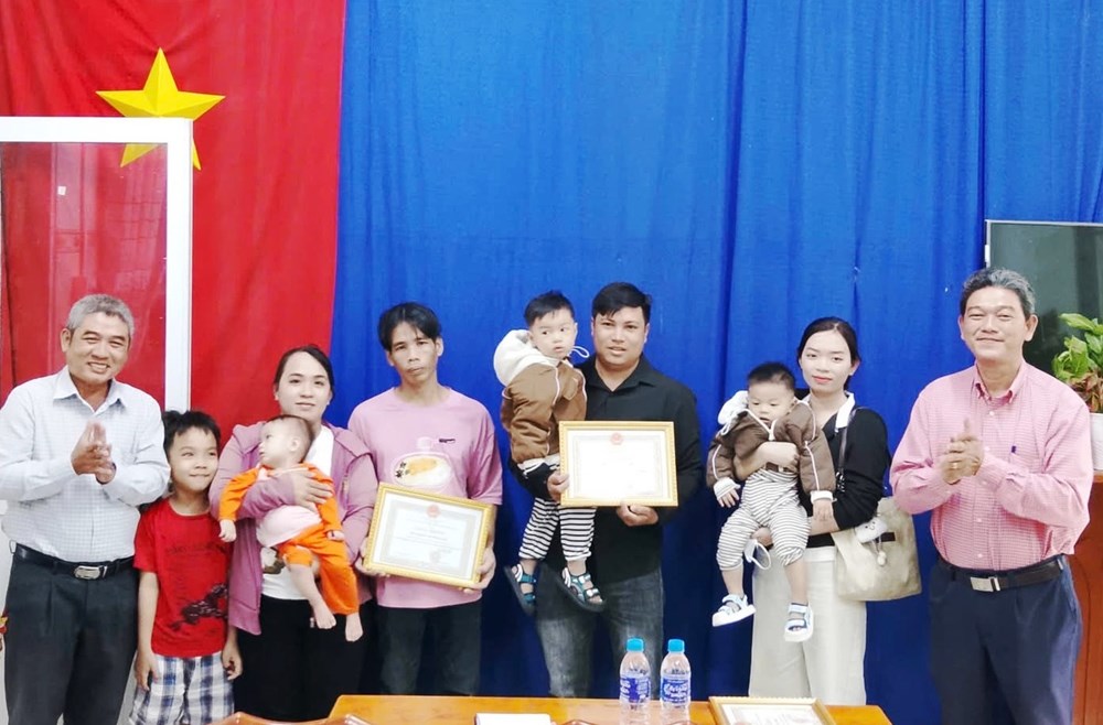 Xã đầu tiên khen thưởng cho 103 hộ gia đình thực hiện tốt chính sách dân số  - ảnh 1