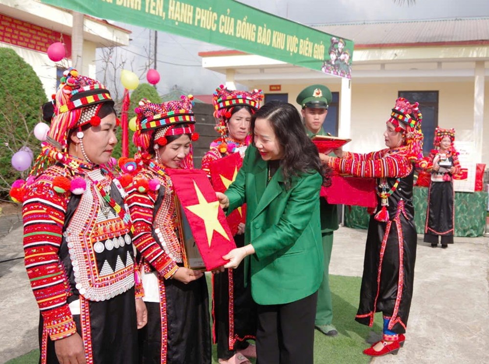 “Xuân biên phòng ấm lòng dân bản” ở xã biên giới Thu Lũm - ảnh 2