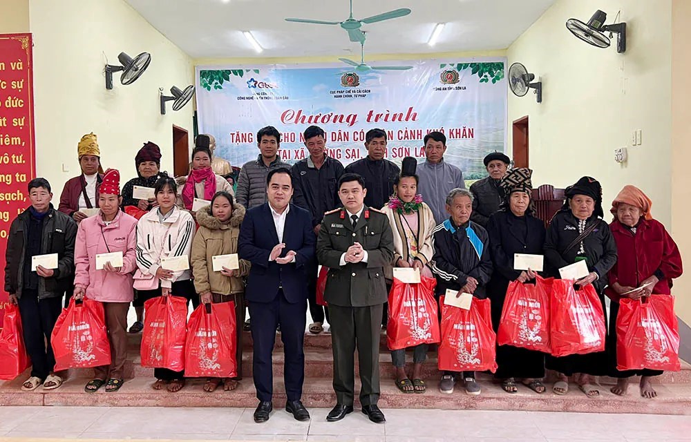 Sơn La: Trao 200 phần quà Tết cho người dân có hoàn cảnh khó khăn - ảnh 1