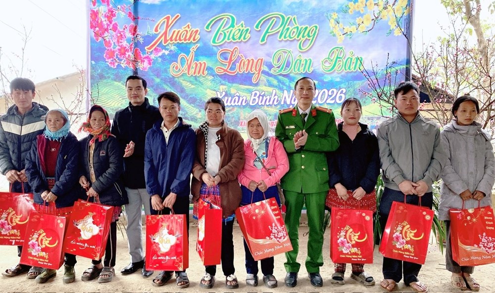 Đồn Biên phòng Sin Suối Hồ tặng quà Tết cho đồng bào vùng biên - ảnh 3