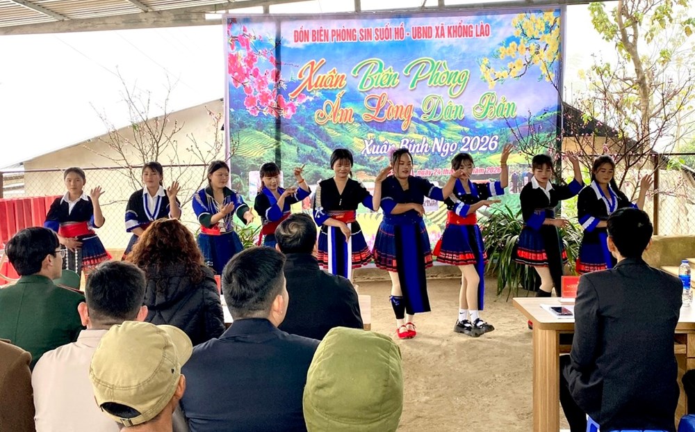 Đồn Biên phòng Sin Suối Hồ tặng quà Tết cho đồng bào vùng biên - ảnh 1