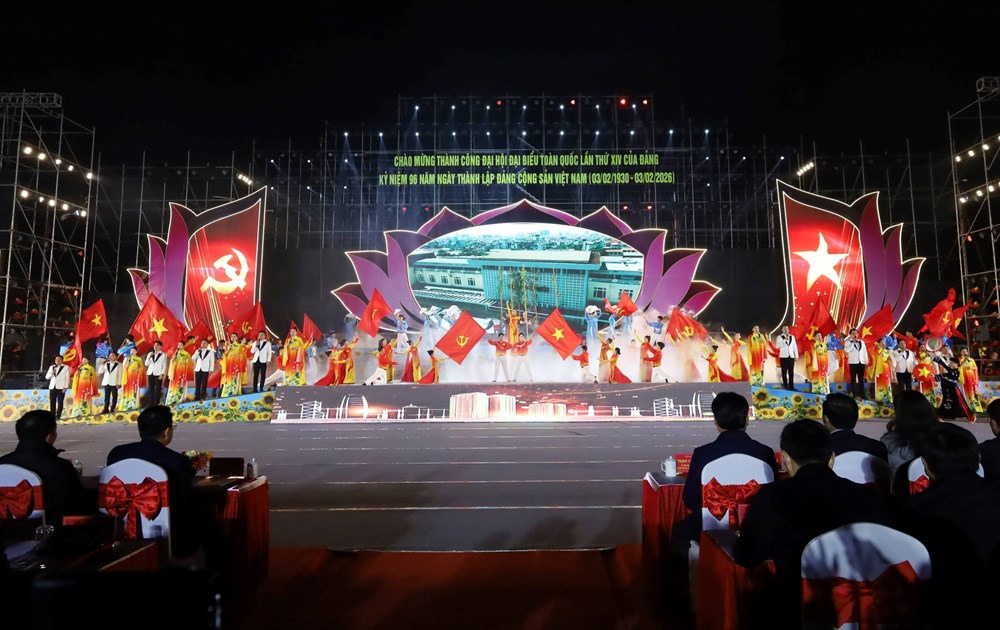 Rực rỡ chương trình “Tự hào tiến bước dưới cờ Đảng quang vinh” - ảnh 1