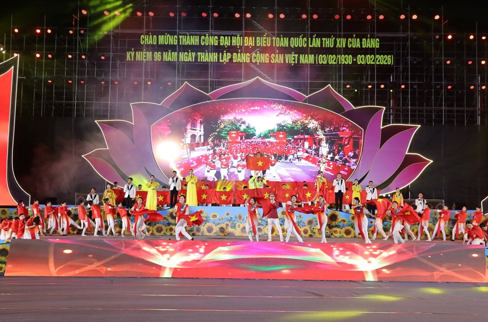 Rực rỡ chương trình “Tự hào tiến bước dưới cờ Đảng quang vinh” - ảnh 3