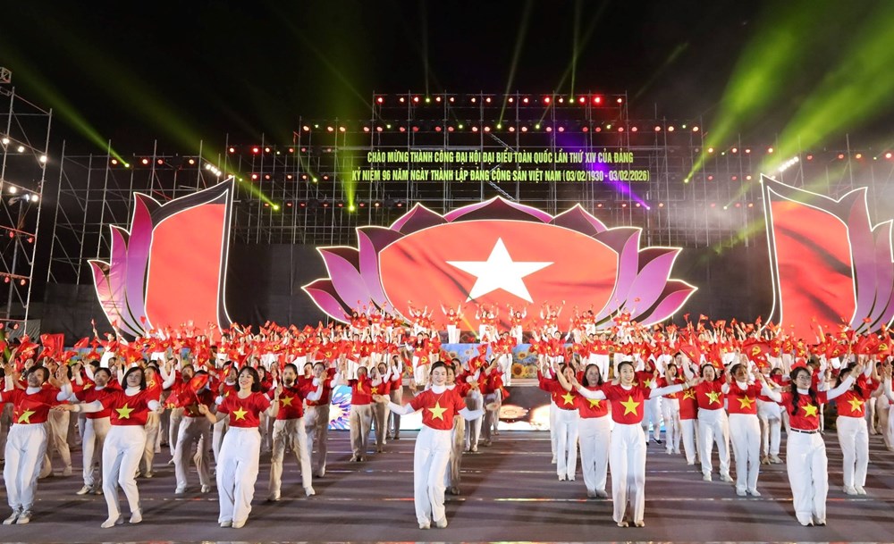 Rực rỡ chương trình “Tự hào tiến bước dưới cờ Đảng quang vinh” - ảnh 2