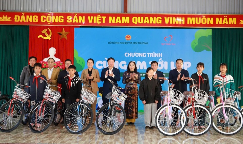 Lai Châu: Trao tặng 100 chiếc xe đạp cho học sinh nghèo vượt khó - ảnh 1