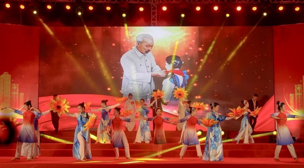 Xúc động tự hào chương trình nghệ thuật “Dâng Đảng tiếng hát mùa Xuân“ - ảnh 3