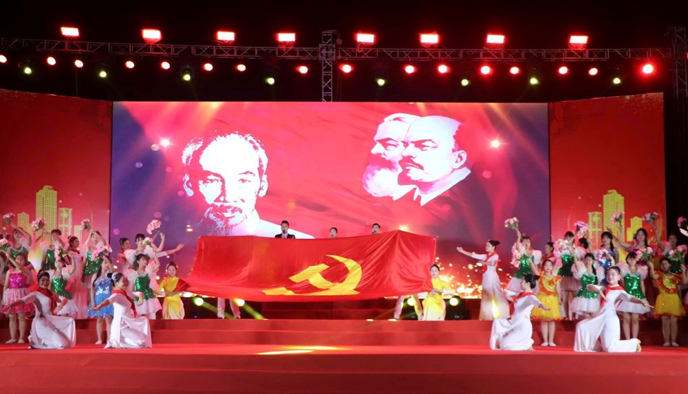 Xúc động tự hào chương trình nghệ thuật “Dâng Đảng tiếng hát mùa Xuân“ - ảnh 1