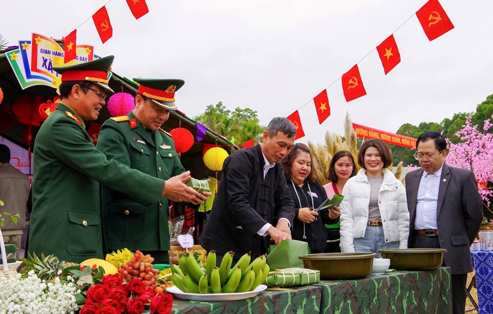 Ấm áp “Xuân đoàn kết - Tết thắm tình quân dân” ở xã vùng cao Na Son - ảnh 1