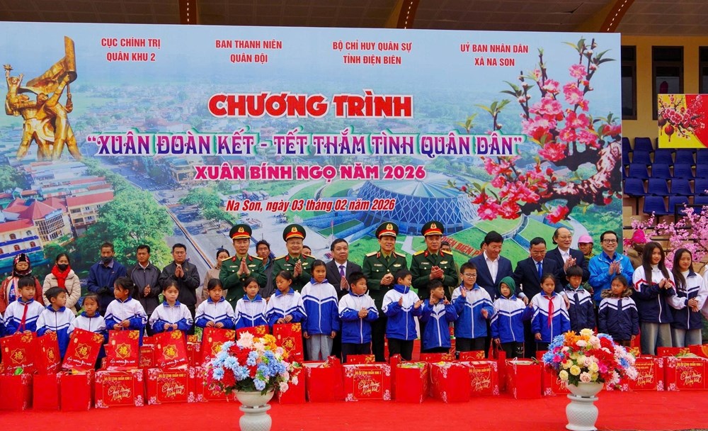 Ấm áp “Xuân đoàn kết - Tết thắm tình quân dân” ở xã vùng cao Na Son - ảnh 2