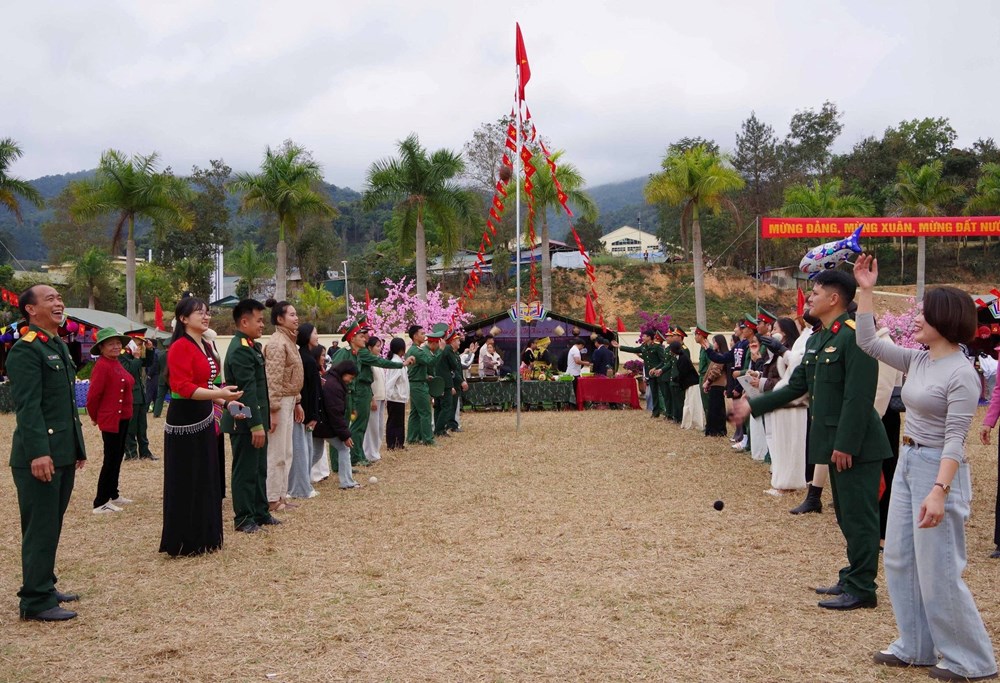 Ấm áp “Xuân đoàn kết - Tết thắm tình quân dân” ở xã vùng cao Na Son - ảnh 4