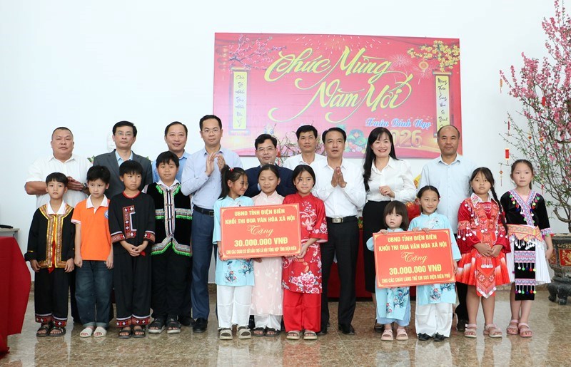 Trao tặng quà Tết cho trẻ em có hoàn cảnh đặc biệt khó khăn  - ảnh 2