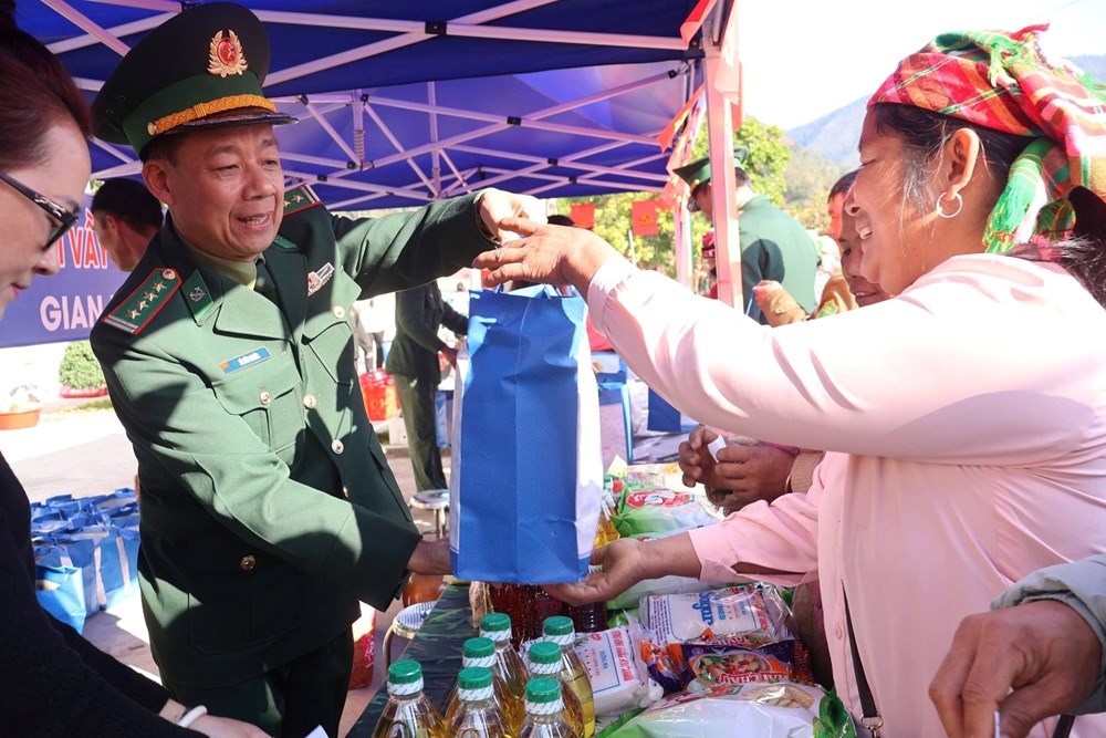 Tết thắm đượm nghĩa tình quân dân nơi biên cương Sín Thầu - ảnh 3