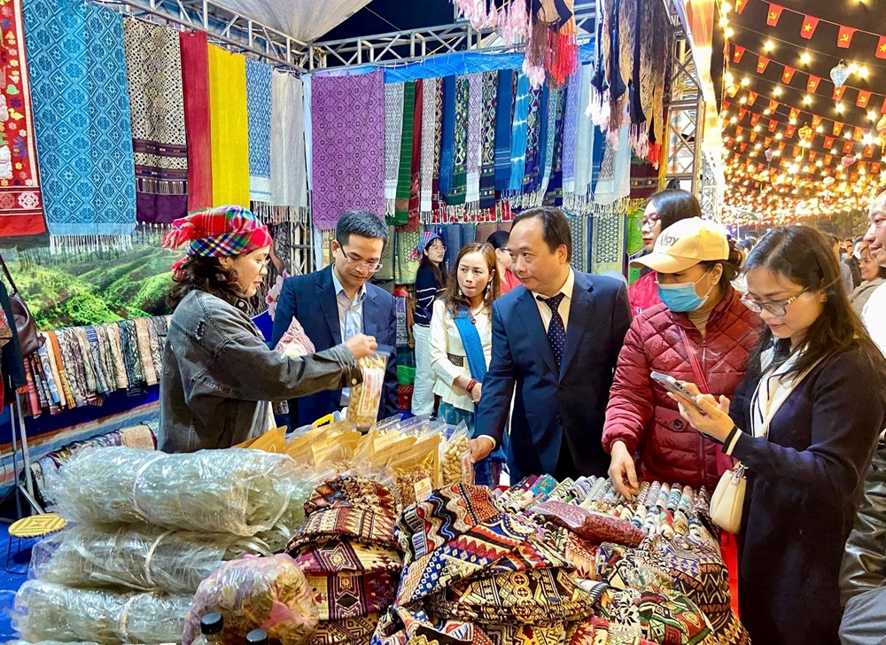 Hội chợ Xuân Điện Biên rộn ràng đón Tết Bính Ngọ 2026 - ảnh 2
