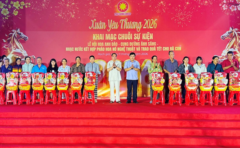 Trao 300 phần quà Tết “Xuân yêu thương” tại An Giang - ảnh 1