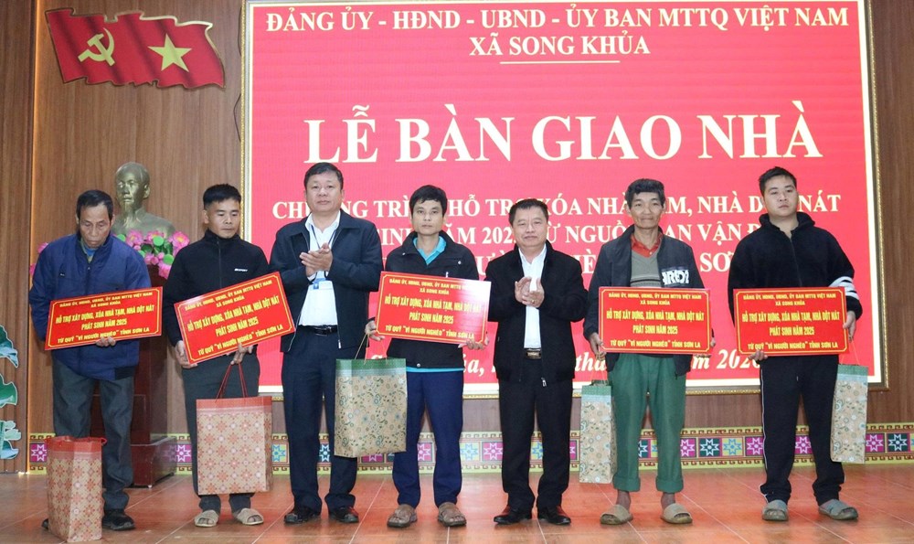 10 hộ nghèo nơi vùng cao Song Khủa phấn khởi nhận nhà mới đón Tết - ảnh 2