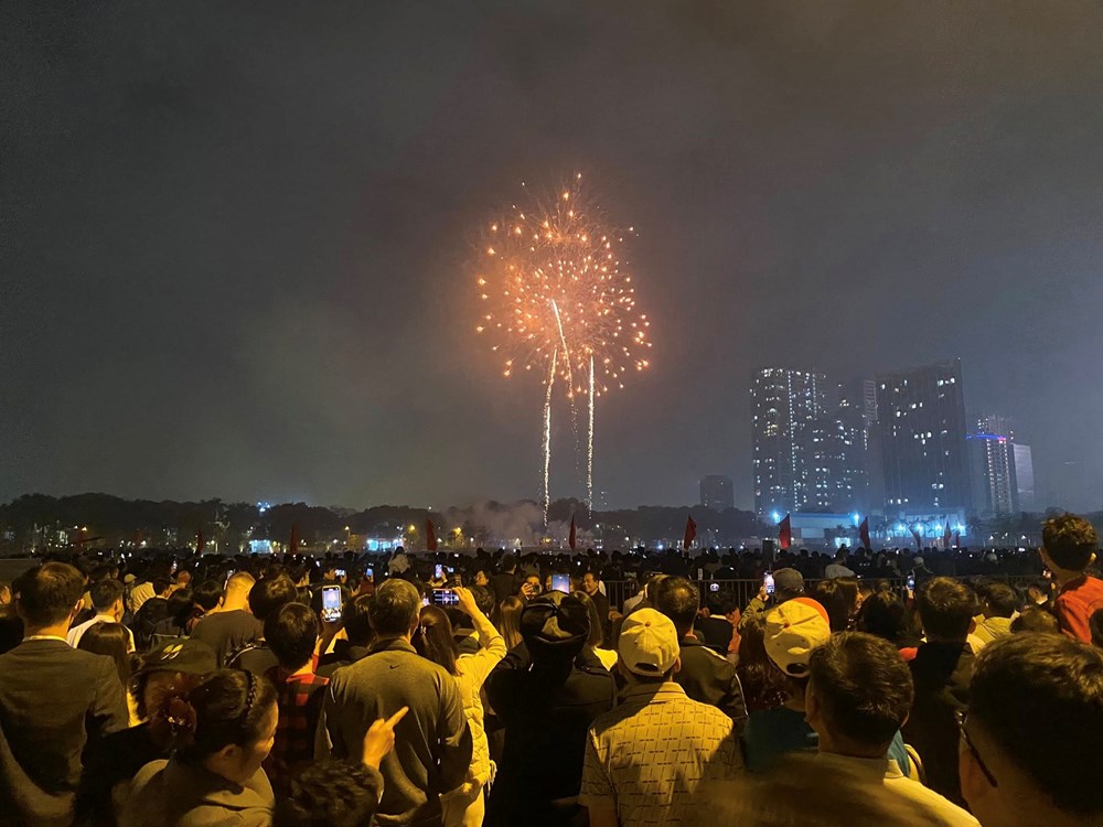 Người dân Hà Nội nô nức xem bắn pháo hoa đêm giao thừa - ảnh 5