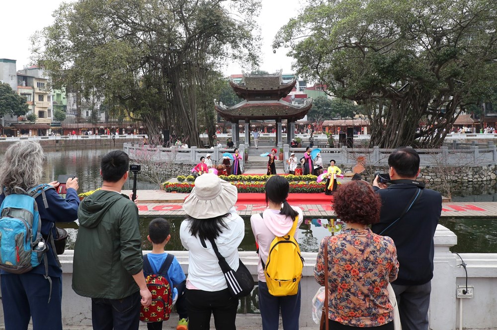 Văn Miếu – Quốc Tử Giám nhộn nhịp “xin chữ” ngày đầu Xuân mới - ảnh 11