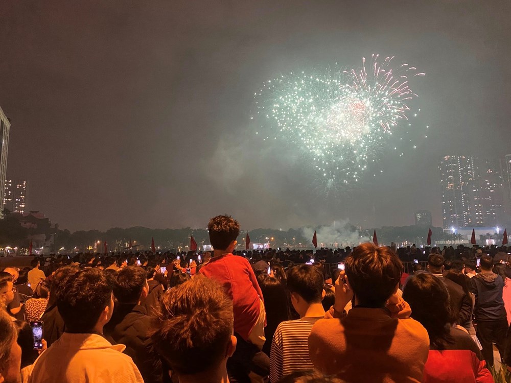 Người dân Hà Nội nô nức xem bắn pháo hoa đêm giao thừa - ảnh 4