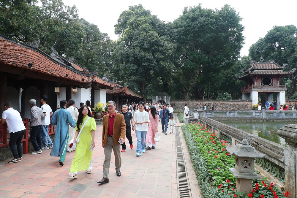 Văn Miếu – Quốc Tử Giám nhộn nhịp “xin chữ” ngày đầu Xuân mới - ảnh 4