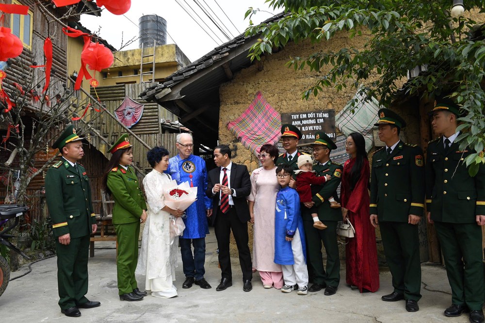 Đón đoàn khách quốc tế đầu tiên “xông đất” Lũng Cú nơi địa đầu Tổ quốc  - ảnh 1