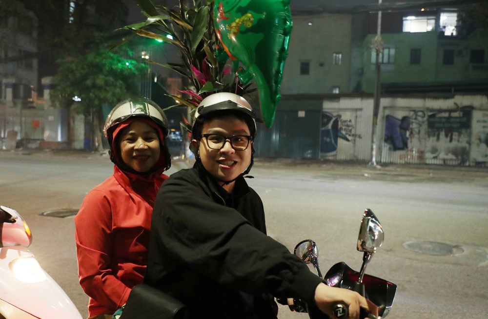 Người dân Hà Nội nô nức xem bắn pháo hoa đêm giao thừa - ảnh 12