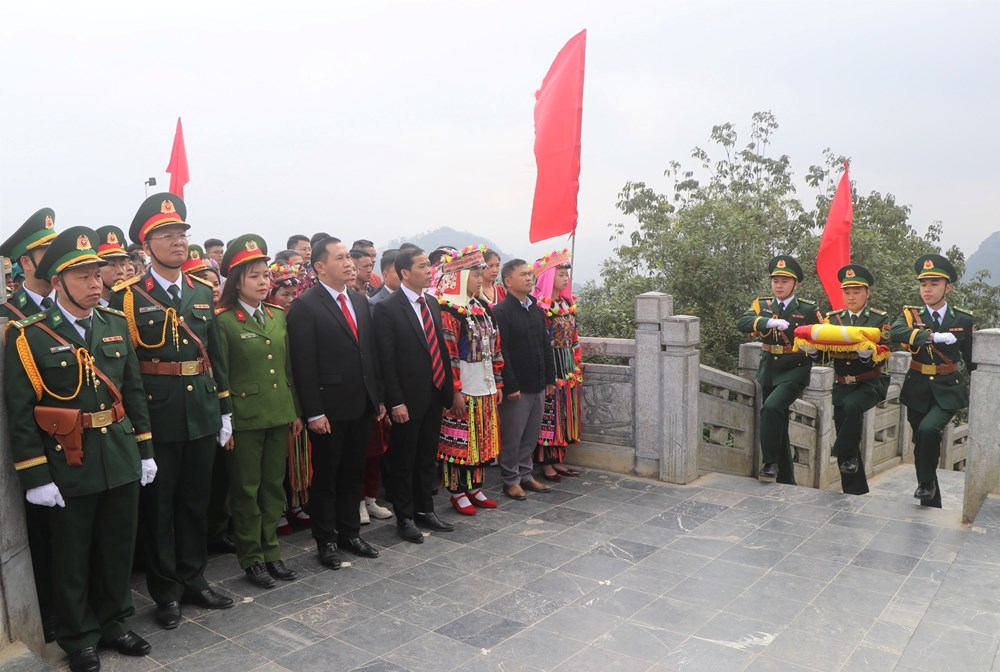 Thiêng liêng, tự hào Lễ Thượng cờ đầu năm mới nơi địa đầu Lũng Cú - ảnh 1