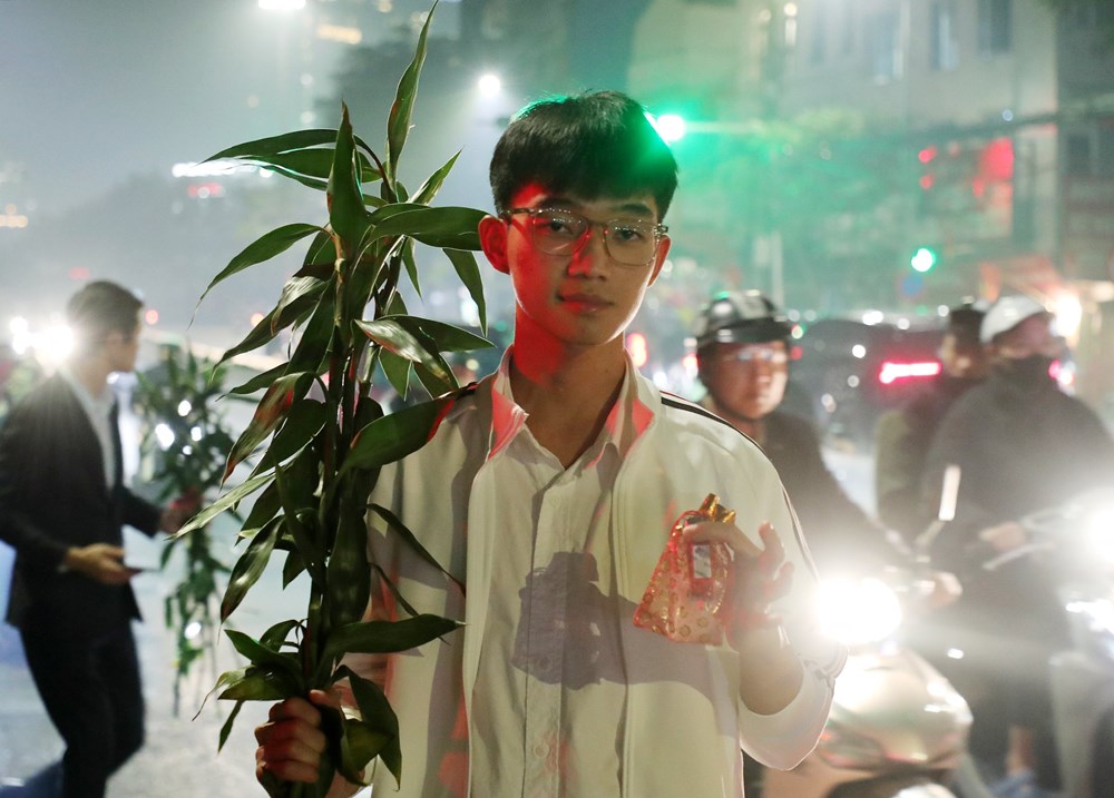 Người dân Hà Nội nô nức xem bắn pháo hoa đêm giao thừa - ảnh 10